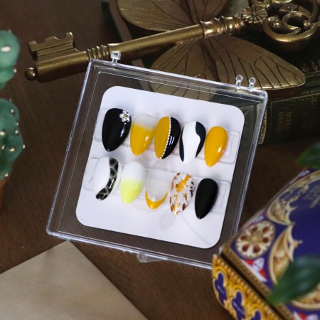 Press-on nails Modestie