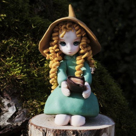 Sorcière et son grimoire en porcelaine froide