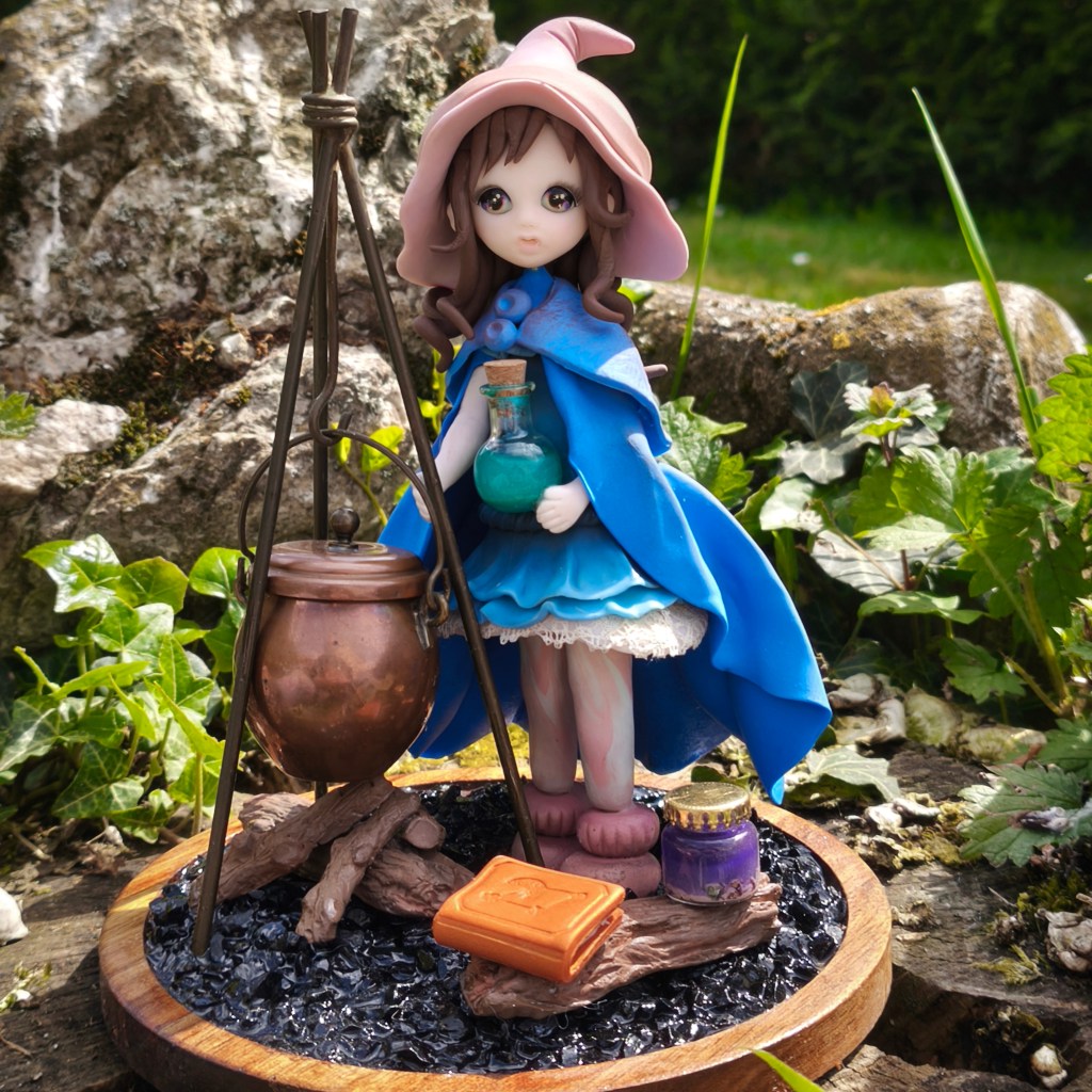 Sorcière et son chaudron en porcelaine froide